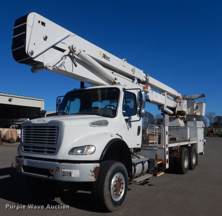 2009 Freightliner Business Class M2  bucket truck - LT9035