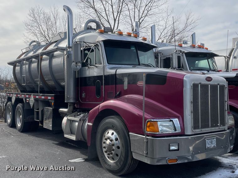 2003 Peterbilt 385  vacuum truck - MA9902
