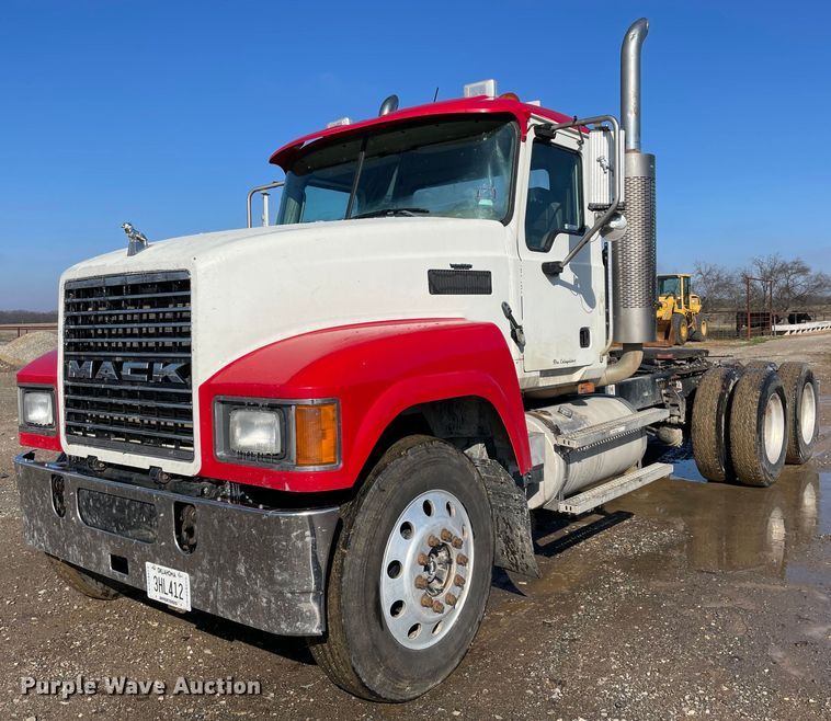 2007 Mack CHN613  semi truck - MI9782
