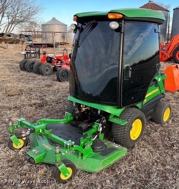 2015 John Deere 1585  lawn mower - DG5419
