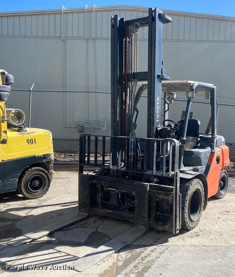 Toyota 8FD35U  forklift - DL7024