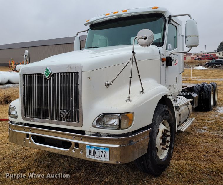 2007 International 9400i Eagle  truck cab and chassis - DM8220