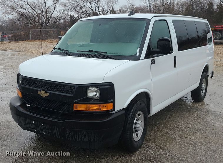 2017 Chevrolet Express 2500  van - JG9442