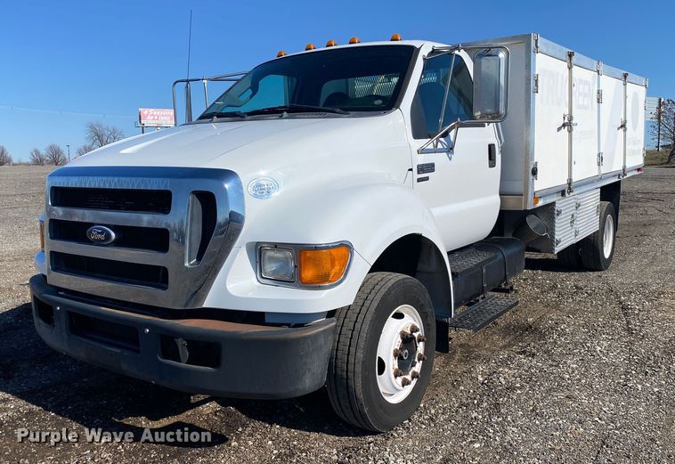 2011 Ford F650  flatbed truck - JW9189