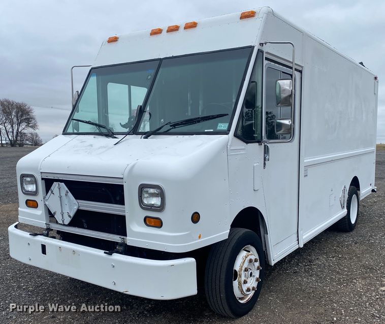 1998 Freightliner MT45  delivery van - JW9271