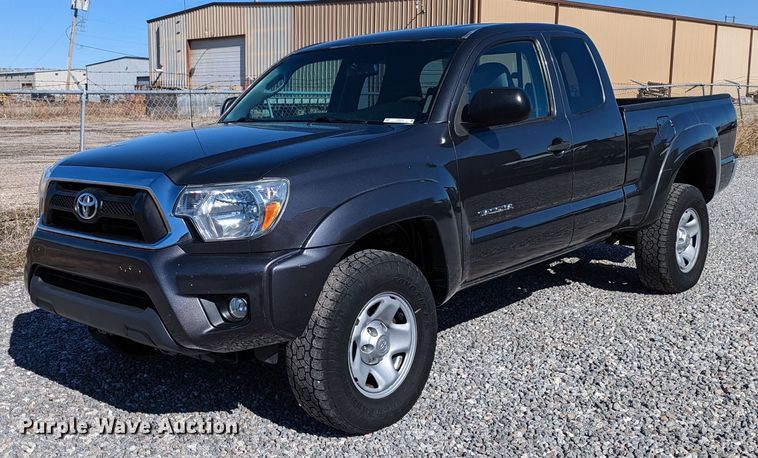 2013 Toyota Tacoma  Access Cab pickup truck - LF9573