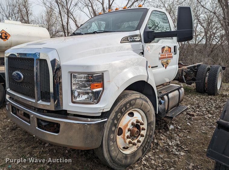 2019 Ford F750 Super Duty  truck cab and chassis - LF9636