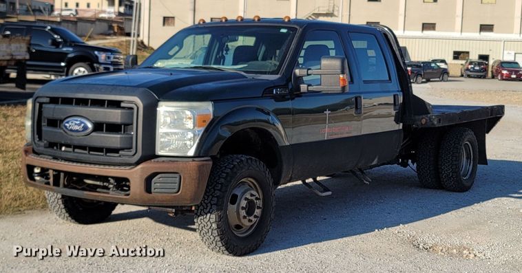 2011 Ford F350 Super Duty  Crew Cab flatbed pickup truck - LN9729