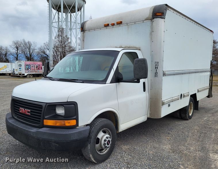 2006 GMC Savana G3500  box truck - LR9185