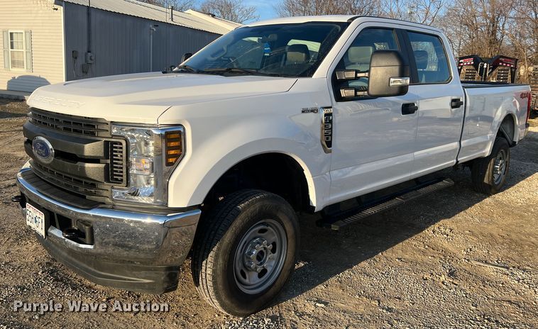 2019 Ford F350 Super Duty XL  Crew Cab pickup truck - MM9073