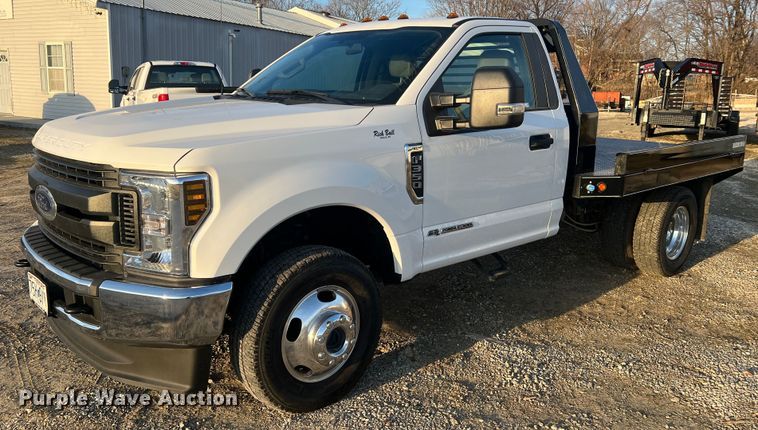 2019 Ford F350 Super Duty XL  flatbed pickup truck - MM9074