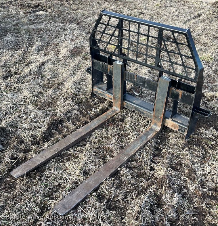 John Deere  48" L skid steer forks - DG5422