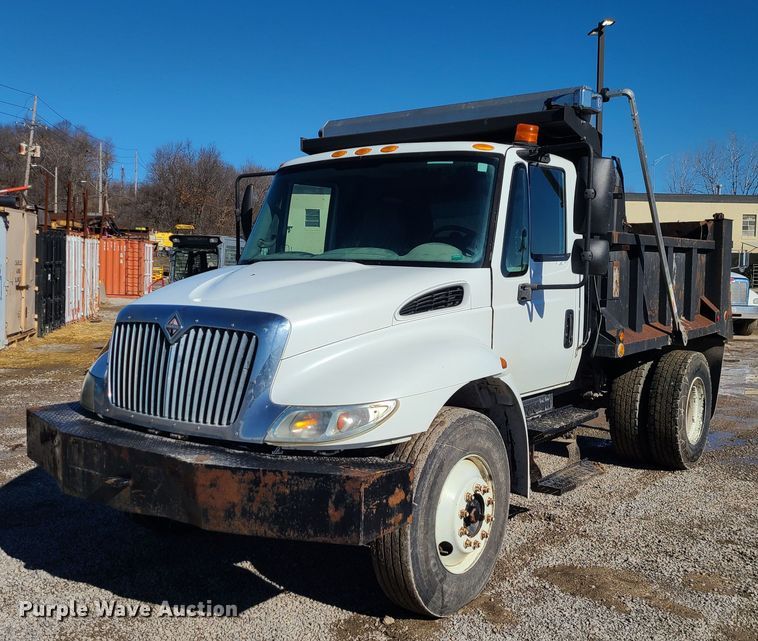 2004 International 4400  dump truck - JG9452
