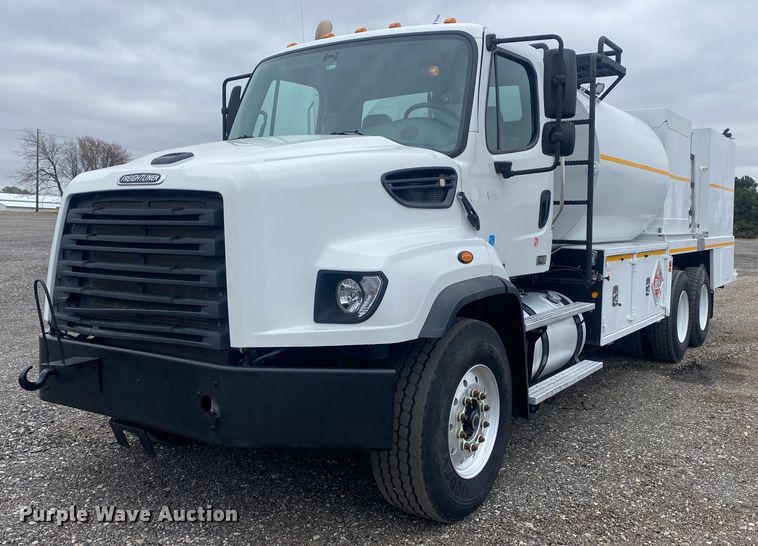 2013 Freightliner 114SD  fuel / lube truck - JW9268