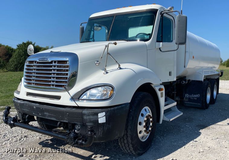 2006 Freightliner Columbia  water truck - JW9429