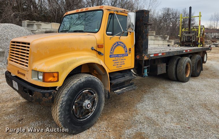 1990 International 4900  flatbed truck with forklift - KT9370