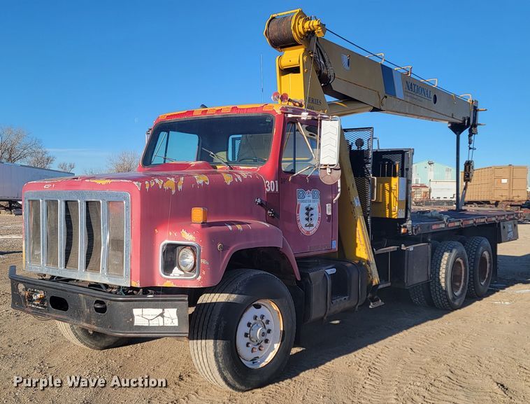 1981 International F-2654  crane truck - ME9730