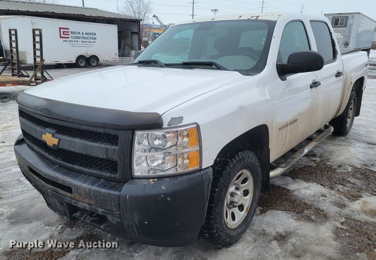 2013 Chevrolet Silverado 1500  pickup truck - ME9748