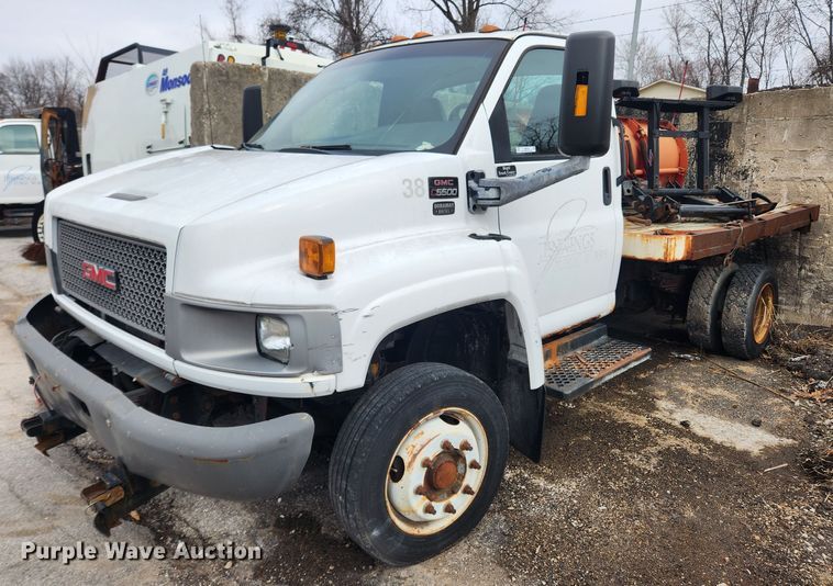 2004 GMC C5500  flatbed truck - JB9563