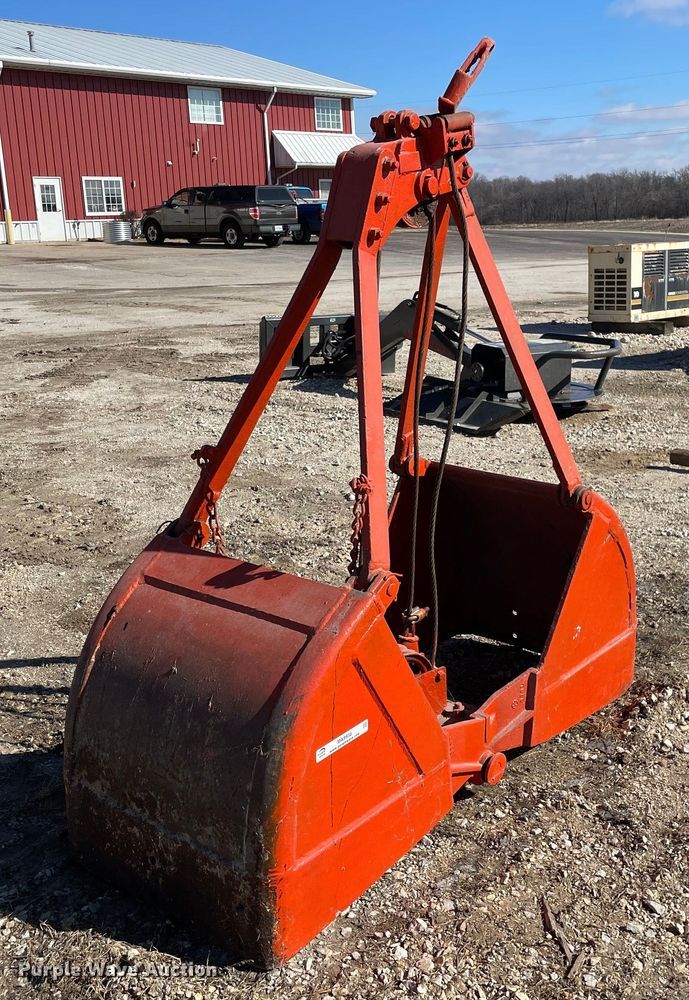 24" W clamshell bucket - MA9938