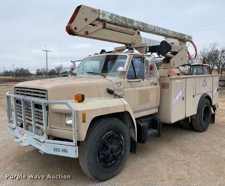 1989 Ford F600  bucket truck - MI9593