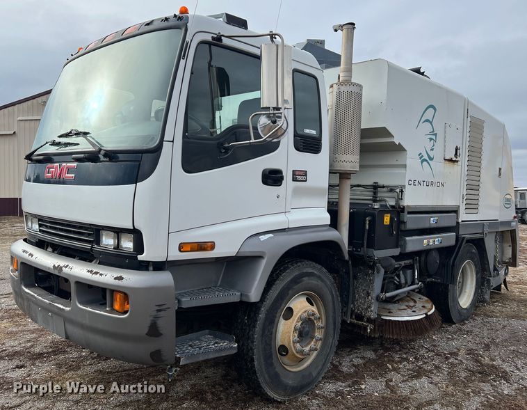 2005 GMC T7500  street sweeper truck - MM9087