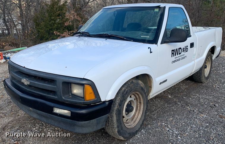 1997 Chevrolet S10  pickup truck - MM9746