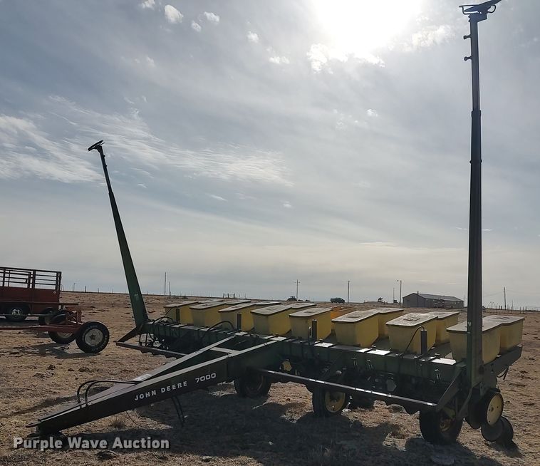 John Deere 7000  planter - DO3761