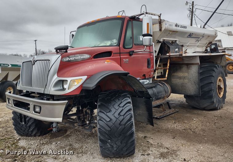 2004 International 7400  applicator truck - DR8217