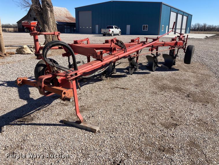 International 720  five bottom plow - HN9799