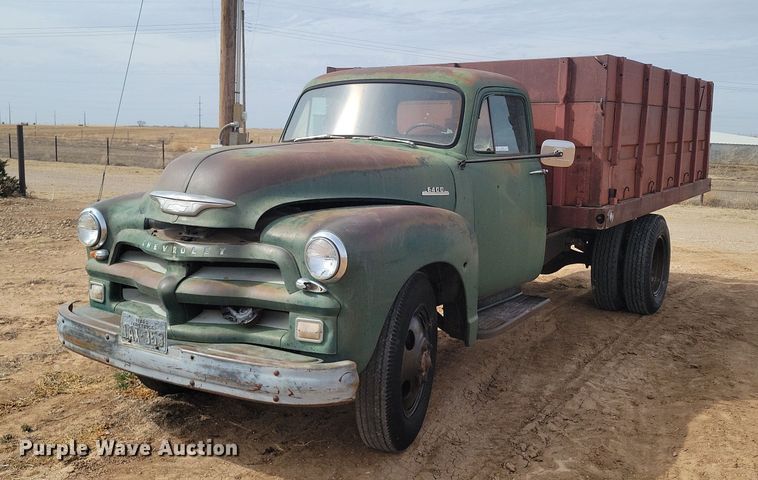 1954 Chevrolet 6400 grain truck - LG9513