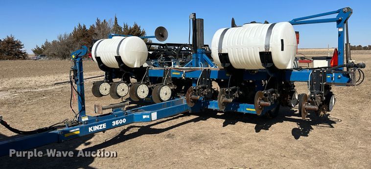 Kinze 3500  no-till planter - LT9045
