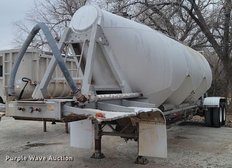 1982 Trailmobile  pneumatic dry bulk trailer - DM2560