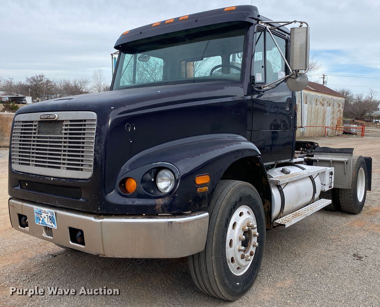 1999 Freightliner FL112  semi truck - DN8203