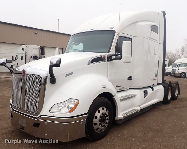 2018 Kenworth T680  semi truck - DQ5036