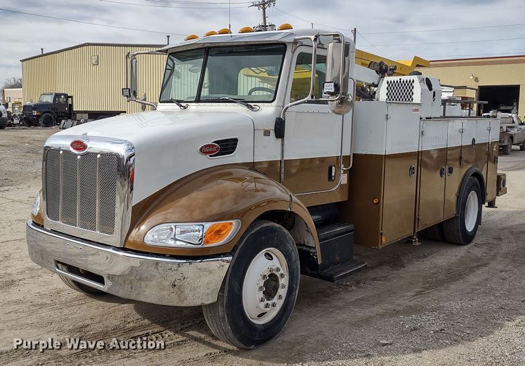 2006 Peterbilt 335 utility / service truck - DR8240