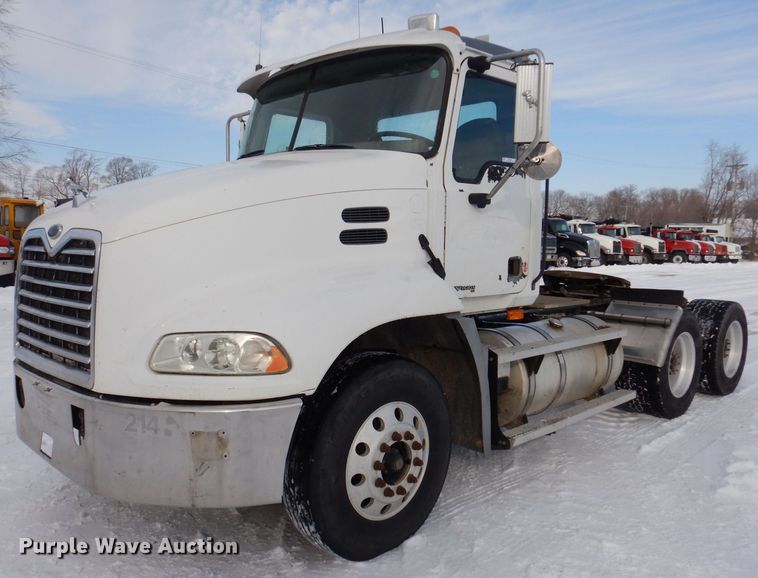 2003 Mack CX613  semi truck - IO9360