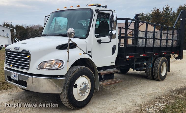 2005 Freightliner Business Class M2  flatbed truck - JB9622
