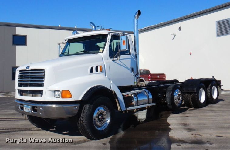 1998 Ford LT9522 truck cab and chassis - KU9748