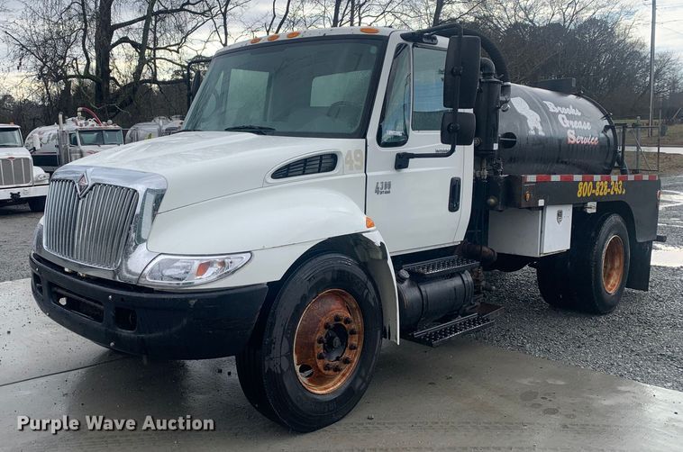 2004 International 4300  tank truck - LI9095