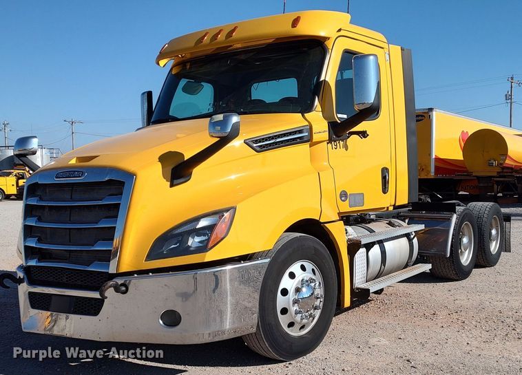2020 Freightliner Cascadia 126  semi truck - LP9156