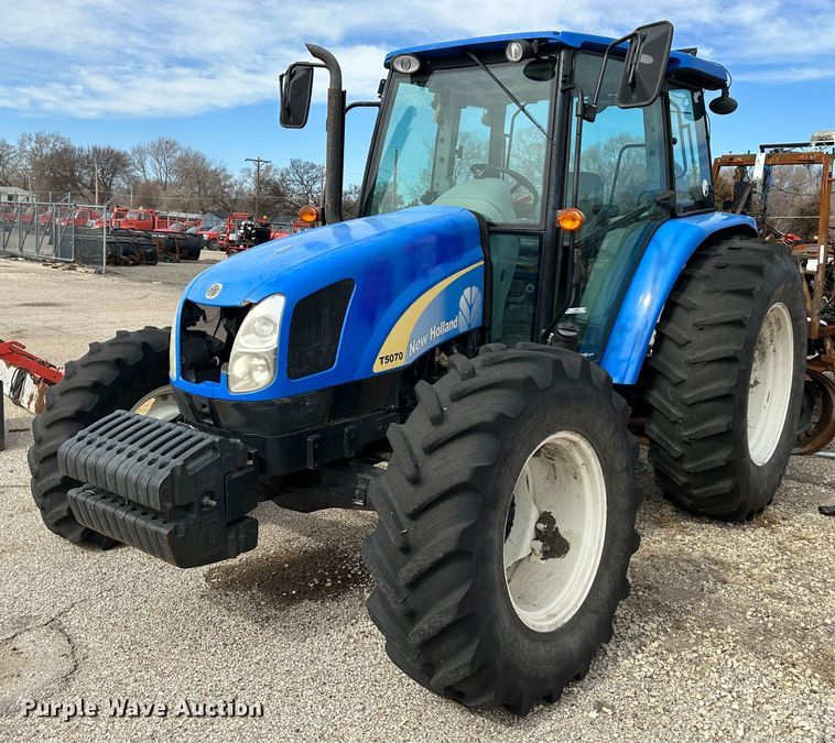 2011 New Holland T5070  MFWD tractor - LN9059