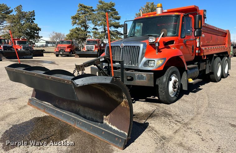 2005 International 7400  dump truck - LT9051