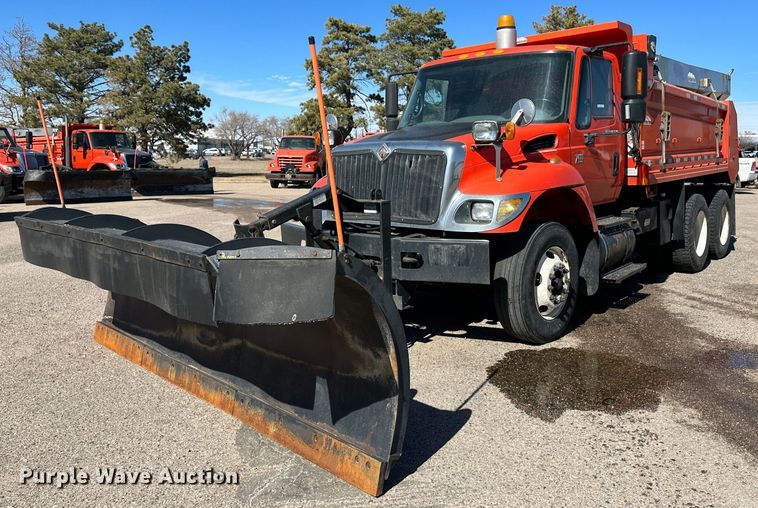2005 International 7400  dump truck - LT9055