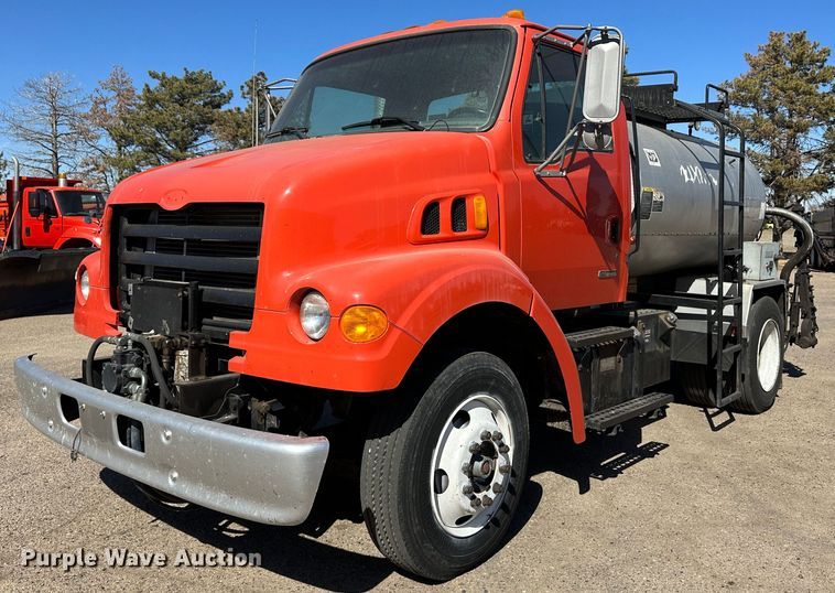 2000 Sterling L7500  oil distributor truck - LT9071