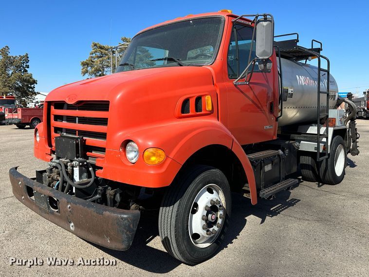2000 Sterling L7500  oil distributor truck - LT9072