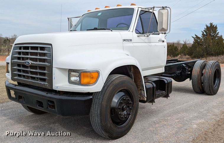 1999 Ford F800  truck cab and chassis - DR6835