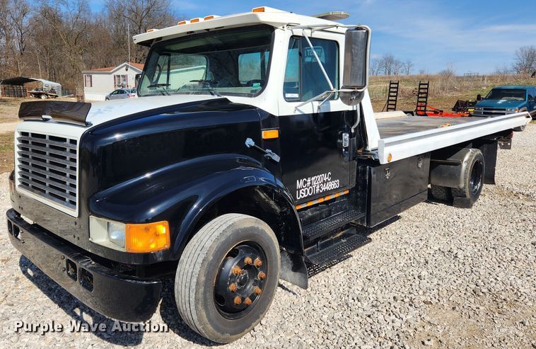 1996 International 4700  rollback truck - JB9551