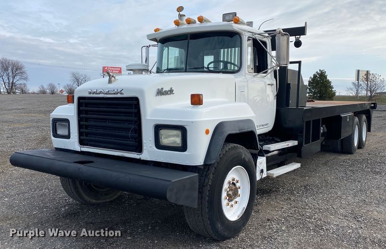 1996 Mack RD688S  winch truck - KB9595
