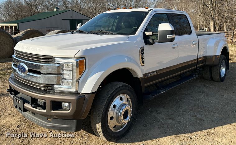 2017 Ford F450  Crew Cab pickup truck - LN9099